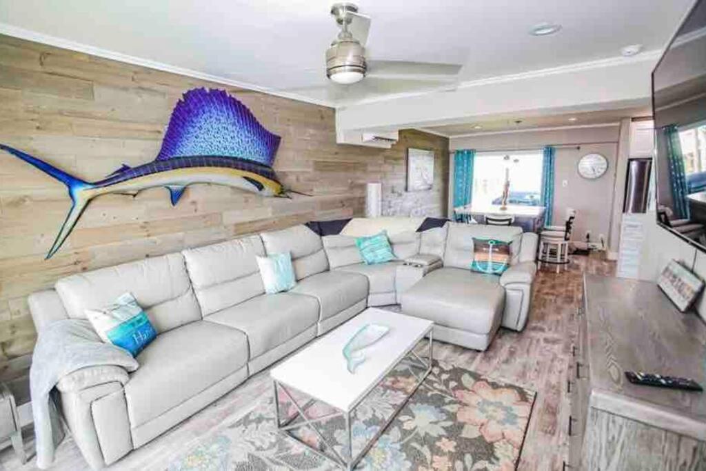 Beachfront Retreat! 3 Steps To Walkover! Surfside Beach Exterior photo